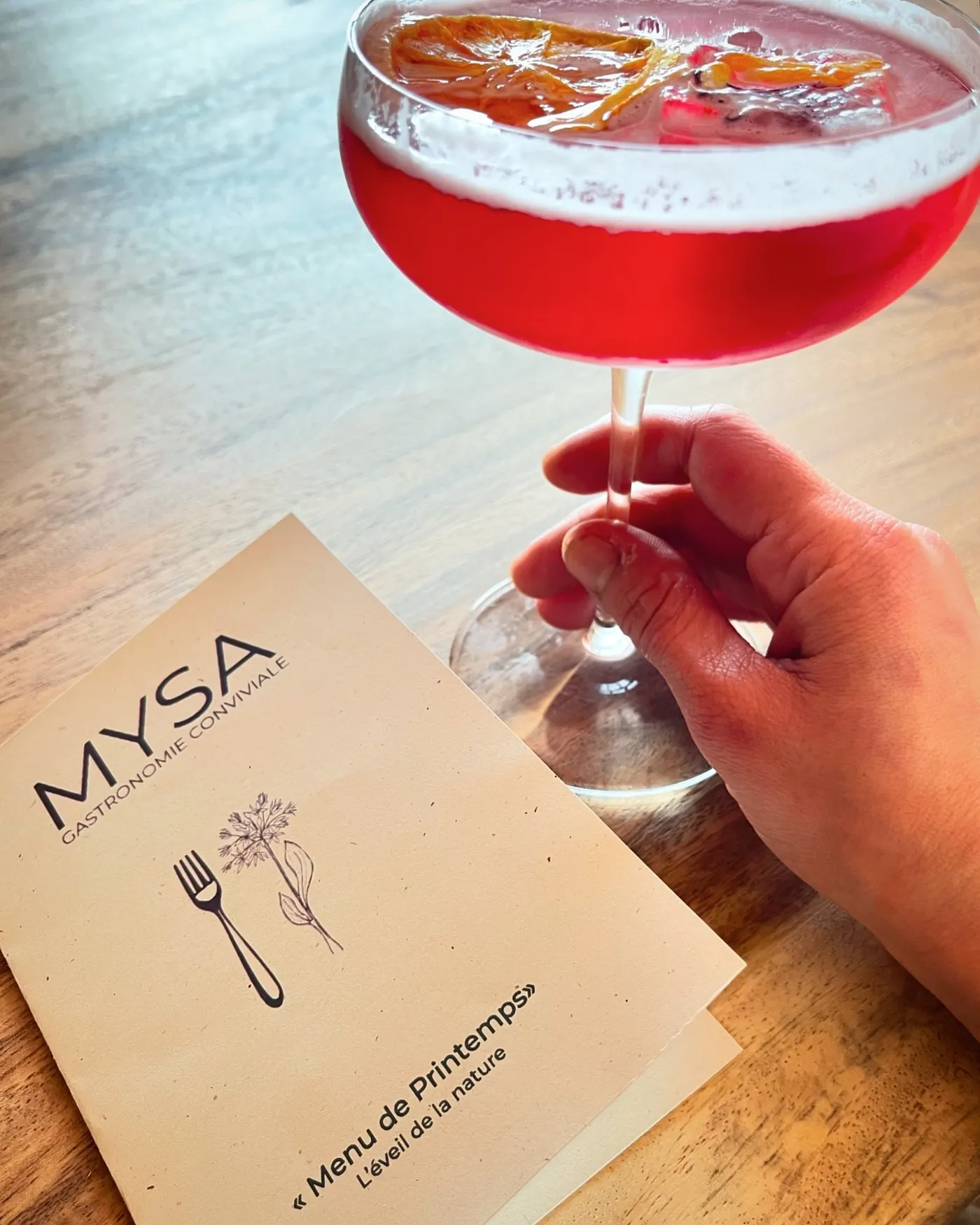 Cocktail maison de l’apéritif, servi dans un verre ballon