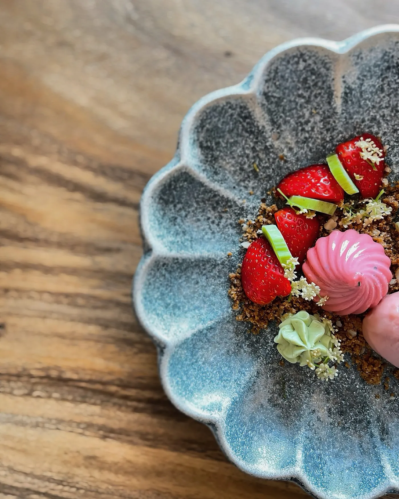 Dessert fraise, rhubarbe et sureau