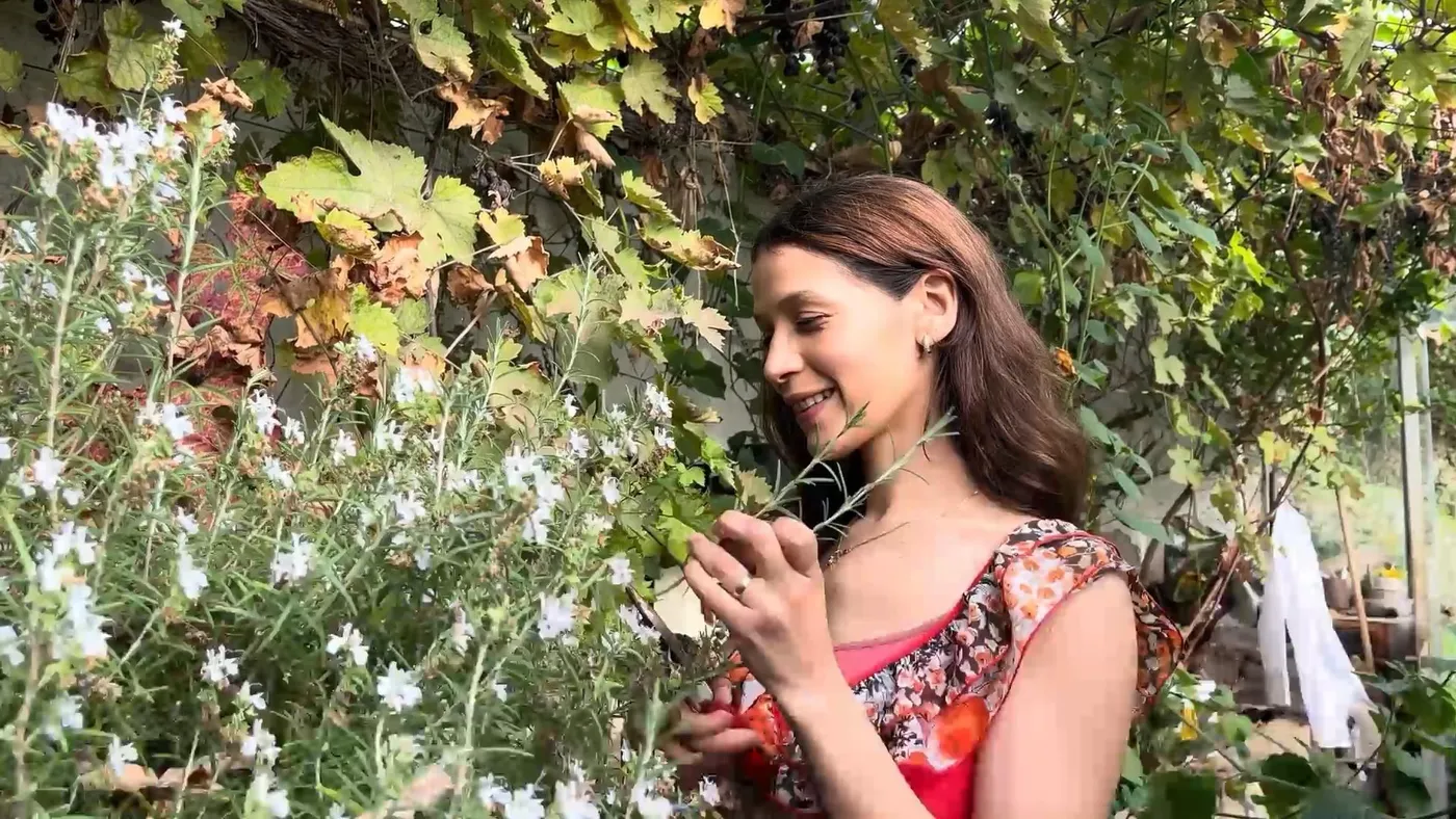 Lali cueille du romarin en fleurs