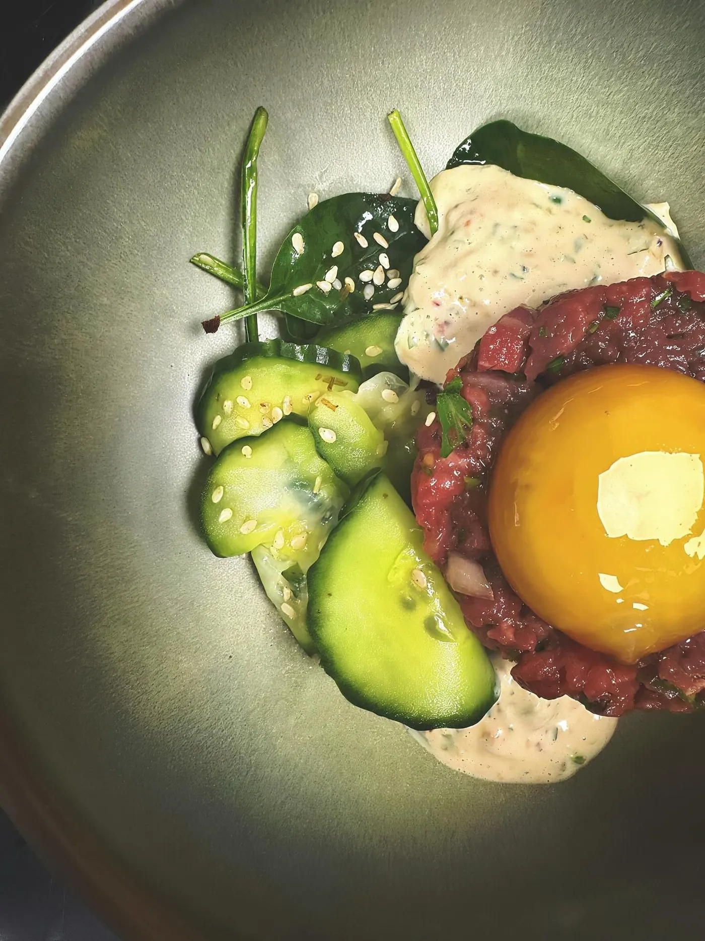 Le tartare de nos vaches Highland, jaune d’œuf et sauce tartare d’été