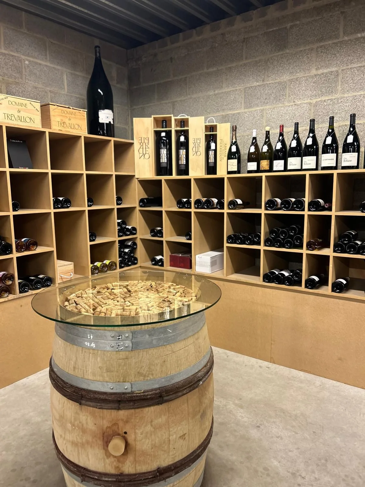 La cave du Moulin à Vins à Verviers : tonneau et casiers de bouteilles