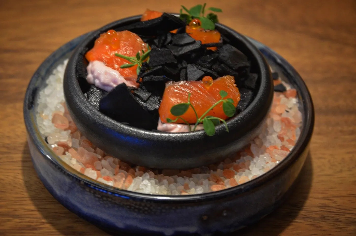 Truite de la Commanderie 7 en gravlax légèrement fumé, sur gros sel